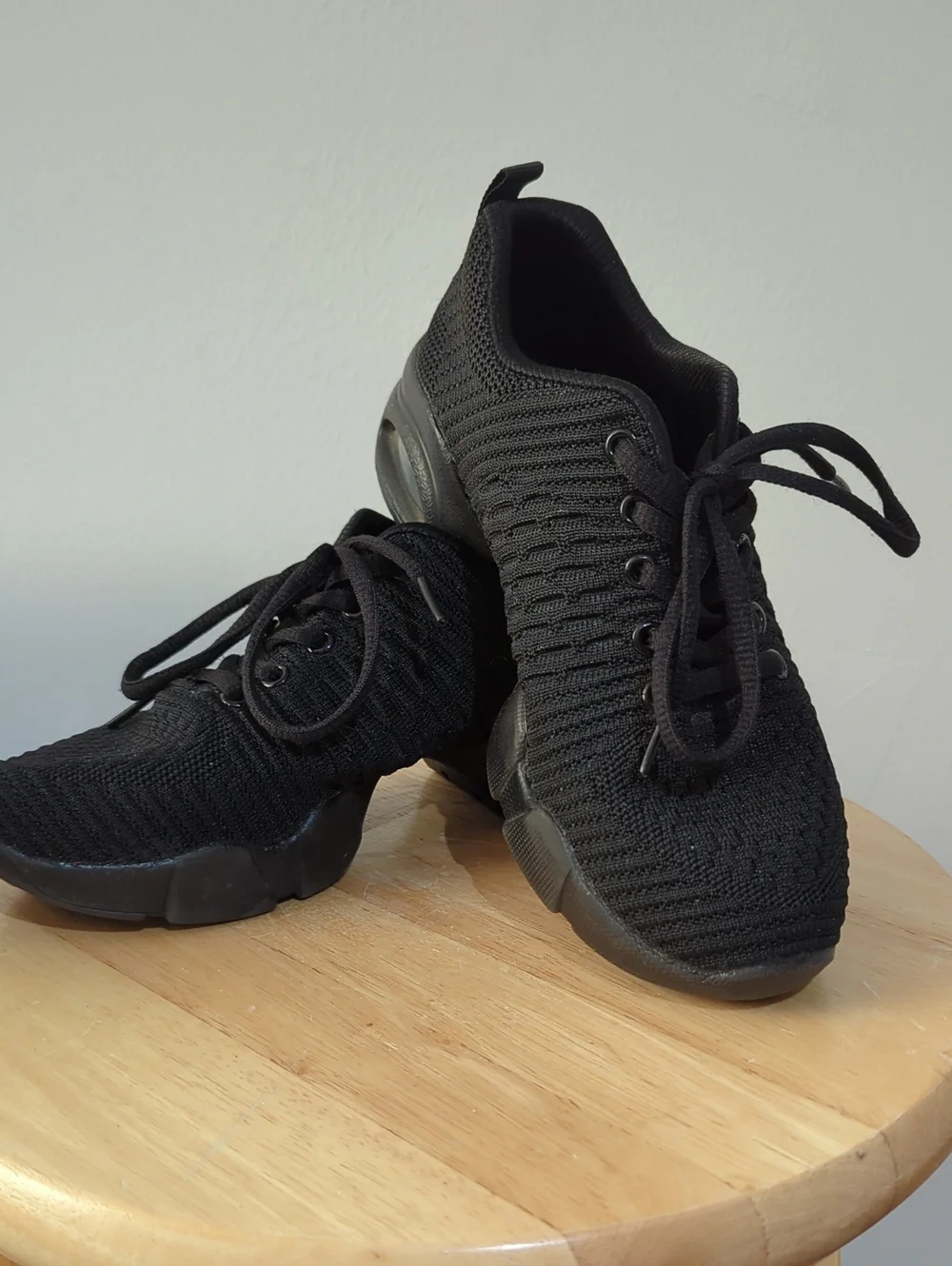 LAST CHANCE-MAKE OFFER Women’s Black Knit Lace-Up Athletic Split Sole Sneakers